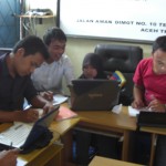 印尼中亞齊白象大學的學生，正在練習英文造句。張瓊齡攝。