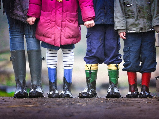 四位小朋友穿雨鞋排排站站在鏡頭前